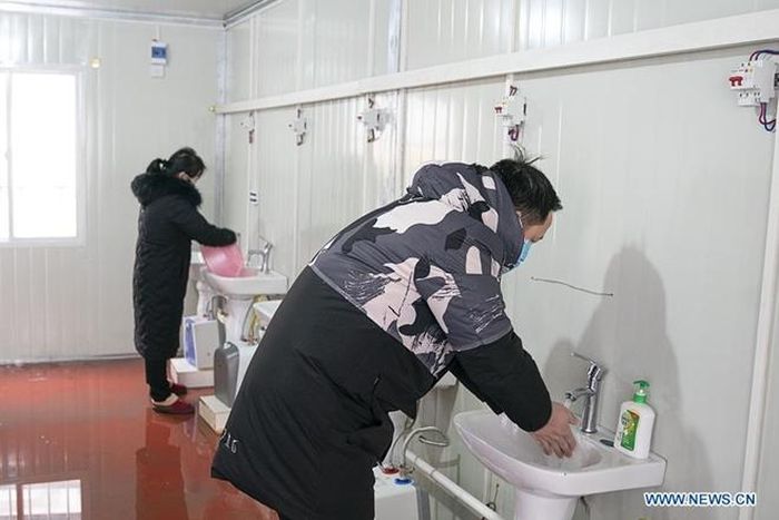 Các khu vực bên trong bệnh viện đều được trang bị nước rửa tay sát khuẩn.