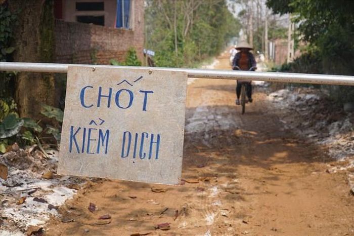 Các chốt kiểm dịch tại vùng dịch sẽ kiểm soát việc vận chuyển gia cầm. Ảnh: Hùng Cường.