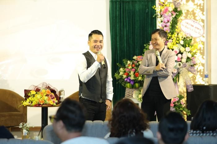 Ca sĩ Tuấn Hiệp và nhạc sĩ Nguyễn Quang Long.