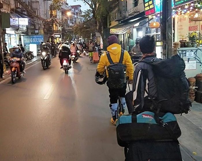  Một nhóm khách người Đài Loan bị khách sạn từ chối cho thuê phòng tại Hà Nội hôm 31/1. Ảnh: NVCC. 