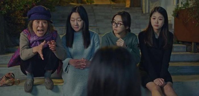 Go Soo Jung (áo đen) với nhan sắc nổi bật khi đóng vai hồn ma trong phim Goblin.