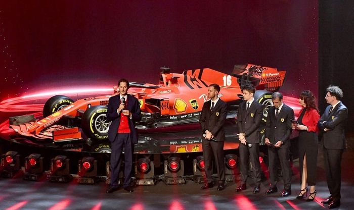  Hai tay đua Sebastian Vettel và Charles Leclerc (thứ 2 và 3 từ trái sang) cũng có mặt ở buổi ra mắt. Họ chia sẻ rằng rất hào hứng để có thể lái thử chiếc SF1000. Ngoài ra, Vettel cũng đặt mục tiêu giành chức vô địch đầu tiên trong màu áo Ferrari. Khi còn đua cho Red Bull, anh có 4 lần vô địch liên tiếp. 