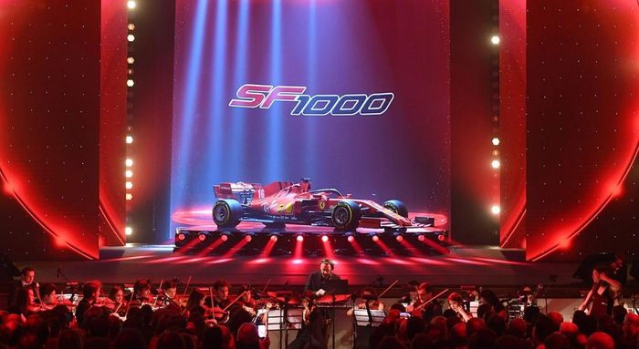  Sau khi Louis Camilleri, Giám đốc Điều hành của Ferrari và Mattia Binotto, quản lý đội đua phát biểu, chiếc SF1000 đã xuất hiện. 