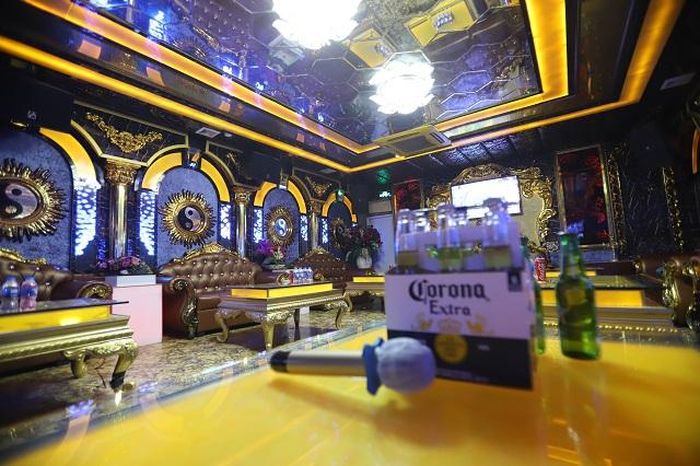 Một cơ sở kinh doanh karaoke vắng khách tại Hà Nội. Ảnh: Minh An