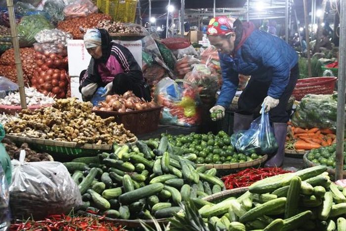 Khu chợ đầu mối cũng tập trung rất nhiều sản phẩm rau củ quả được nhập về từ nhiều tỉnh, TP, thậm chí là từ Trung Quốc. Các loại rau củ quả tại khu chợ có giá thấp hơn một vài ngàn đồng mỗi kilogram so với chợ dân sinh. 