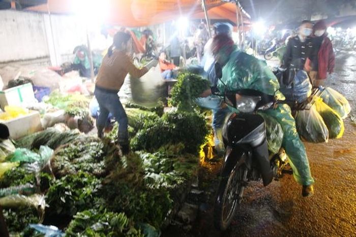 Nhiều tiểu thương sau khi bán hết hàng cũng tranh thủ mua sớm thực phẩm về cho gia đình