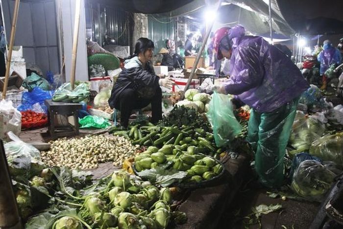 Trời mưa rét những ngày qua khiến bà con phải mặc quần áo mưa liên tục, vừa để khỏi bị ướt, vừa để giữ ấm cơ thể cho một đêm vận chuyển và dài trao đổi hàng hóa, nông sản tại khu chợ.