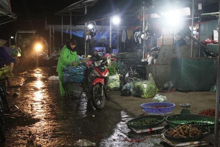 Nông sản được vận chuyển đi tiêu thụ tại các chợ dân sinh trên địa bàn Hà Nội.