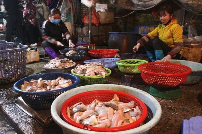Khu bày bán thủy sản với rất đa dạng các sản phẩm, được bà con làm sạch, sơ chế. Điều này tạo thuận tiện cho khách hàng trong quá trình chế biến.