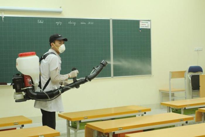  Phun thuốc khử trùng lớp học. Ảnh: Vân Anh.