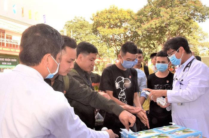 Các tân binh quận Thủ Đức được khám sức khỏe, phát khẩu trang phòng chống dịch nCoV trước ngày hội tòng quân