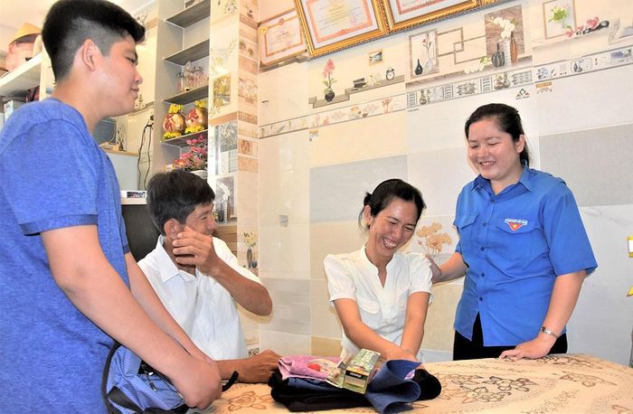 Ba mẹ ân cần dặn dò và tin tưởng tân binh Trần Ngọc Cẩm Tú (đứng ngoài cùng bên phải) sẽ hoàn thành xuất sắc nhiệm vụ