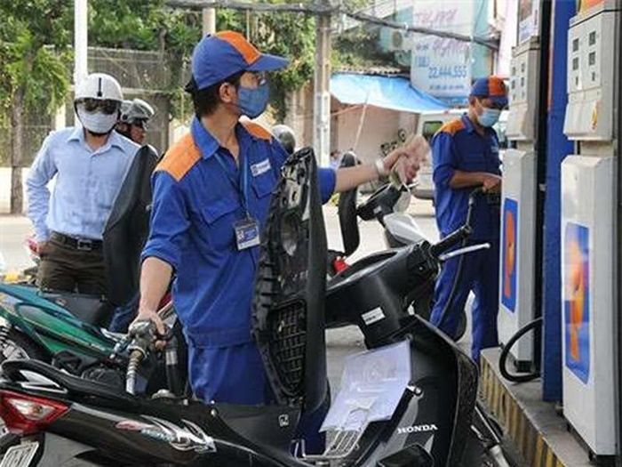 Nên yêu cầu nhân viên bán xăng về 0 trước khi đổ.