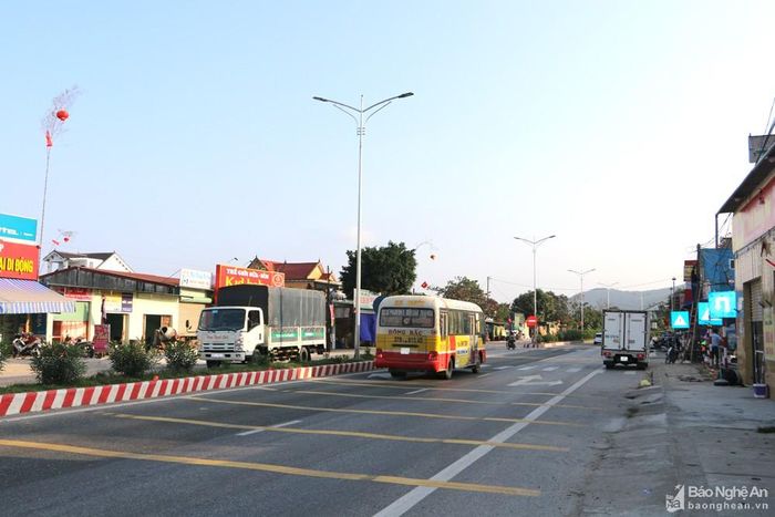 Cùng với giải tỏa hành lang, các điểm đen có nguy cơ tai nạn giao thông cao trên tuyến Quốc lộ 1A qua các huyện Diễn Châu và Quỳnh Lưu bước đầu được cải tạo, góp phần giảm thiểu tai nạn giao thông. Ảnh: Nguyễn Hải