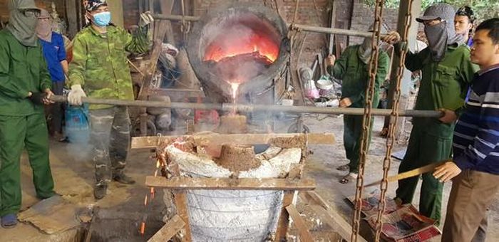 Các nghệ nhân rót đồng đúc tượng Phật tại chùa Đức Hậu. Ảnh: Hồng Ân