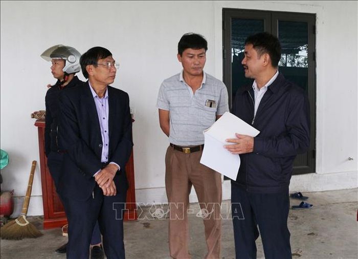 Đoàn công tác của Chi Cục Thú y vùng 3 kiểm tra tại hộ nuôi Phan Văn Thắng, xã Quỳnh Bá, huyện Quỳnh Lưu, tỉnh Nghệ An.