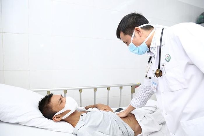 TS. Nguyễn Thế Cường đang khám cho bệnh nhân