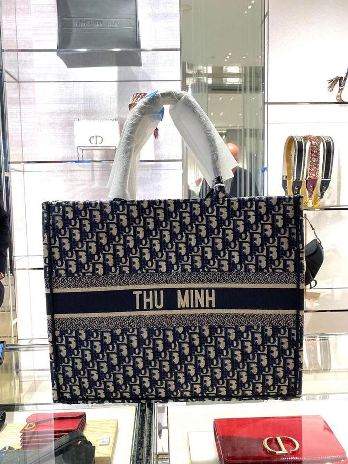 Thu Minh được ông xã tặng túi xách của thương hiệu Dior. Trên trang cá nhân, quản lý của nữ ca sĩ đăng hình chụp chiếc túi. Người này viết: “Được chồng tặng quà Valentine đẹp vậy mà chị em vẫn ra một bài hát tan nát cõi lòng”.
