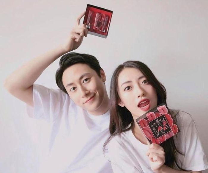  Rocker Nguyễn khoe quà tặng bạn gái. Anh công khai có bạn gái hồi tháng 10/2019. Sau đó, nam ca sĩ đăng tải nhiều hình ảnh tình tứ của hai người. Giọng ca Quá khứ còn lại gì thậm chí hủy theo dõi mọi người và chỉ "follow" tài khoản của người yêu. 