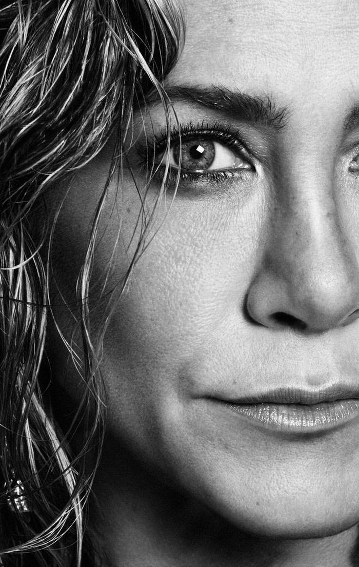 Trong buổi phỏng vấn, nữ diễn viên Sandra Bullock chia sẻ về ấn tượng lần đầu gặp gỡ Jennifer Aniston. "Một người phụ nữ thật xinh đẹp và luôn đúng giờ. Tôi cảm giác cô là người nhạy cảm, đôi khi hơi vụng về. Đó chính là lý do mà mọi người luôn cảm thấy thoải máy khi ở bên cô", Bullock nói. Ngoài ra, ngôi sao Friends còn được nhận xét là người luôn tỏa ra năng lượng vui vẻ và tích cực.