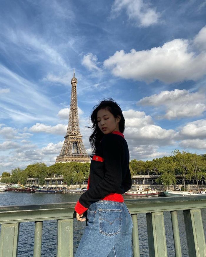 Jennie là một trong những nữ thần tượng hiếm hoi sở hữu vẻ đẹp phá vỡ mọi quy chuẩn song vẫn được coi là biểu tượng vẻ đẹp cho giới trẻ hiện đại. Sở hữu gương mặt tròn trĩnh, má phúng phính, chiếc mũi thấp thay vì sống mũi cao dọc dừa, Jennie vẫn đủ sức "cân" mọi kiểu tóc và lối trang điểm.