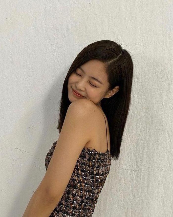 Mặt khác, Jennie cùng Black Pink vừa xác nhận sẽ sớm trở lại với người hâm mộ qua một sản phẩm âm nhạc mới. Bên cạnh đó, nhóm cũng đang trong giai đoạn chuẩn bị cho một dự án toàn cầu lớn nhất từ trước đến nay, hứa hẹn sự bùng nổ của 4 cô gái nhà YG trong thời gian tới.