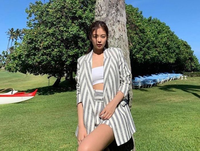 Là thành viên nổi tiếng nhất trong Black Pink, ngay từ khi mới ra mắt, Jennie đã nhận được sự chú ý mạnh mẽ từ phía công chúng. Cô nổi tiếng là một fashionista thế hệ mới của Kpop. Phong cách ăn mặc của mỹ nhân nhóm Black Pink luôn có sức hấp dẫn mạnh mẽ với người hâm mộ.