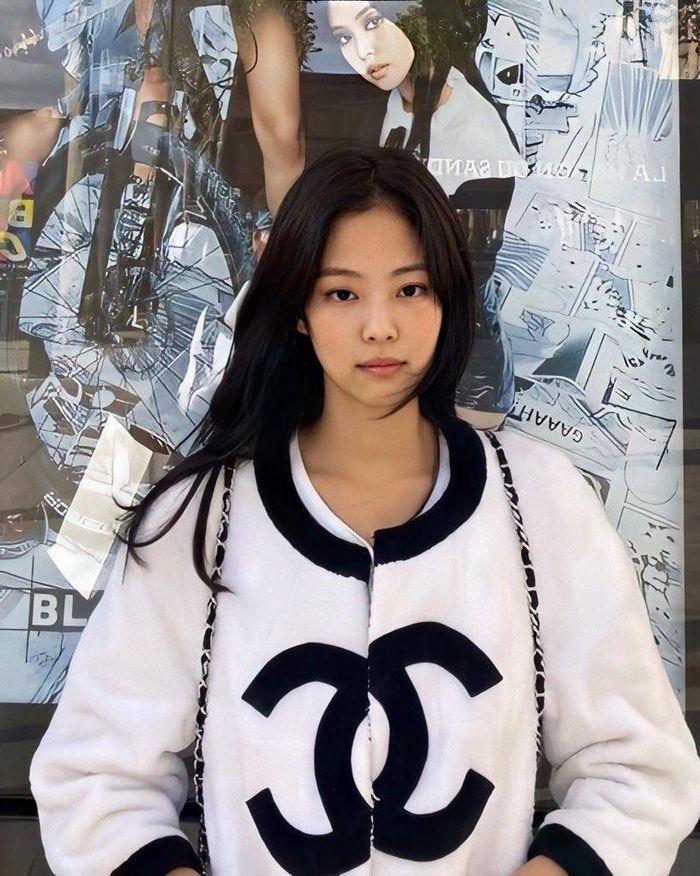 Cô hiện là nữ idol hot nhất nhì giới Kpop thế hệ 3. Đặc biệt, nàng rapper nhà YG còn sở hữu thần thái sang trọng đậm chất quý tộc. Dù với concept nào, Jennie luôn toát ra vẻ đẹp và khí chất của tiểu thư đài các. Không chỉ nổi tiếng ở lĩnh vực ca hát, cô còn trở thành một trong những nguồn cảm hứng thời trang của giới trẻ toàn cầu.