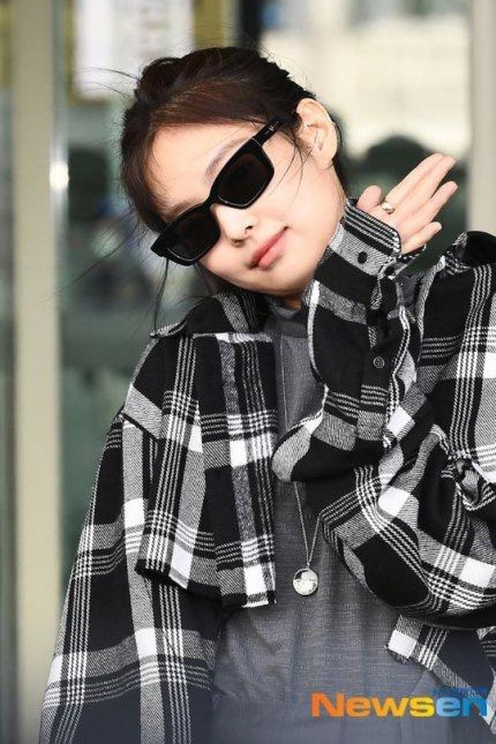 Không trang điểm song gương mặt Jennie vẫn nổi bật ở mọi khung hình. Thân hình không chút mỡ thừa cùng cách phối đồ ấn tượng giúp cô nổi bật.