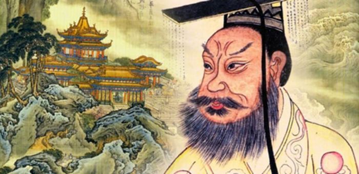 Cụ thể, đa số hoàng đế xuất hiện trước quan lại và dân chúng trong bộ long bào có màu vàng là chủ đạo.