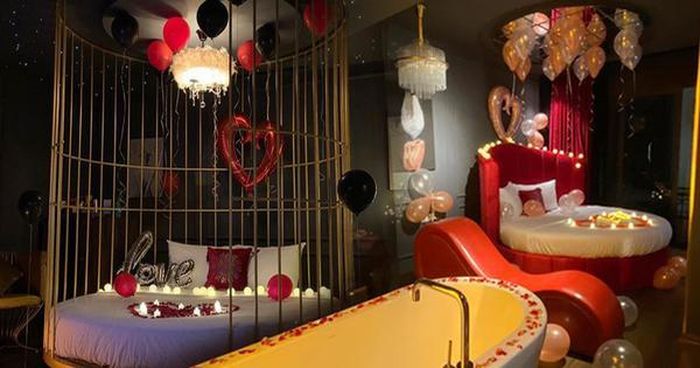 Bên cạnh hoa hồng, socola, những ngày qua các "khách sạn tình yêu" cũng liên tục quảng cáo để thu hút các cặp đôi ngày Valentine.