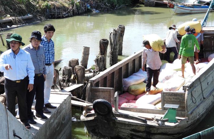Đoàn côn tác của UBND tỉnh Cà Mau khảo sát tình hình