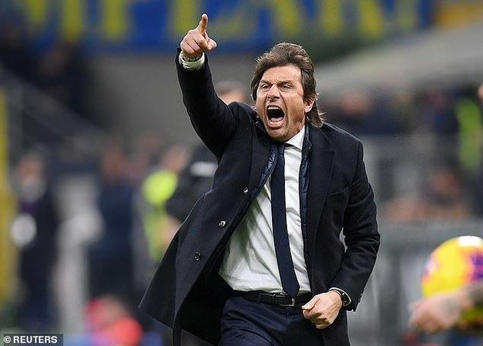 HLV Conte hò hét chỉ đạo ngoài được biên
