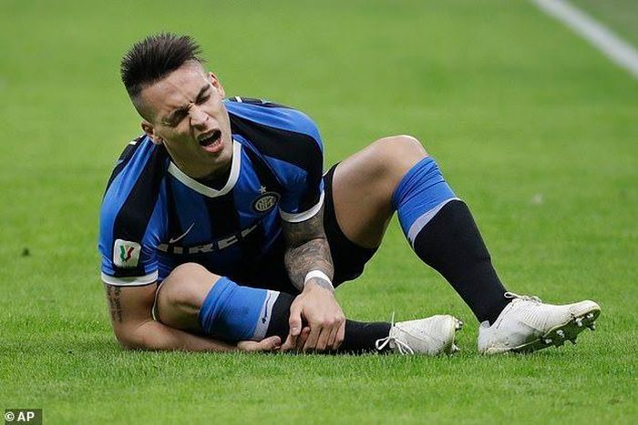 Martinez suýt dính chấn thương nặng