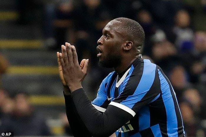 Chân sút được kỳ vọng nhất là Lukaku vô duyên trước khung thành của Napoli
