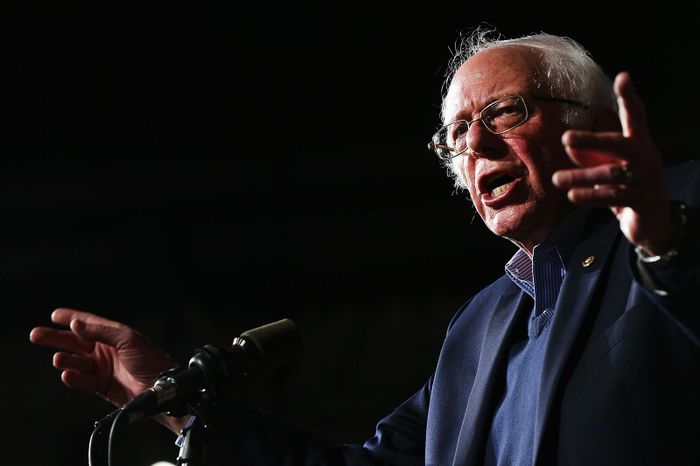 Thượng nghị sĩ bang Vermont Bernie Sanders đã giành được thắng lợi trong vòng bầu cử sơ bộ đầu tiên tổ chức tại New Hampshire