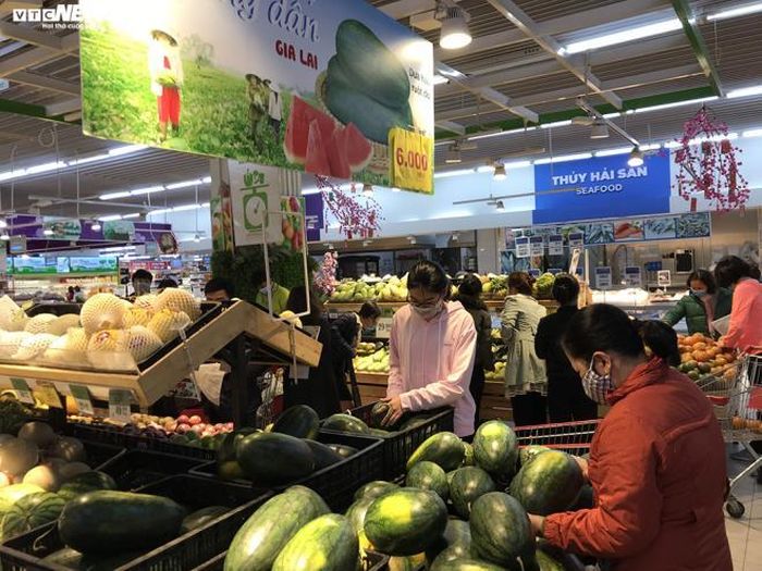 Nhiều người lựa chọn mặt hàng nông sản vì giá cả hợp lý, chất lượng tốt và để ủng hộ nông dân. (Ảnh: Ngọc Khánh)
