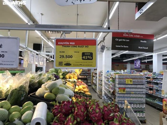 Vinmart miền Bắc không có hàng thanh long ruột đỏ giải cứu. (Ảnh: Ngọc Khánh)