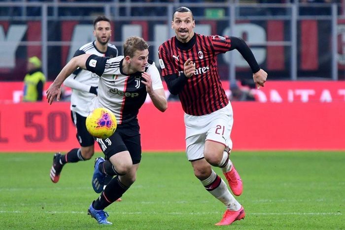 Milan với lợi thế sân nhà là đội nhập cuộc chủ động. Trong hiệp một, Ibra di chuyển tích cực, nhưng chủ yếu bám khu vực 16,5 m. Nhiệm vụ của anh là thu hút hậu vệ Juventus, làm tường cho người đá cặp Ante Rebic.