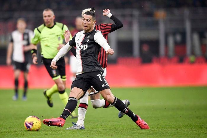 Vì thế trận bế tắc của Juventus, Ronaldo hoạt động nhiều hơn thường lệ. CR7 thậm chí nhiều lần lùi về sân nhà để tìm bóng và tổ chức tấn công. Ronaldo ít nhận sự hỗ trợ của đồng đội, do đó thường xuyên sử dụng kỹ thuật để rê dắt. Những pha xử lý của Ronaldo đẹp mắt, nhưng thiếu hiệu quả.