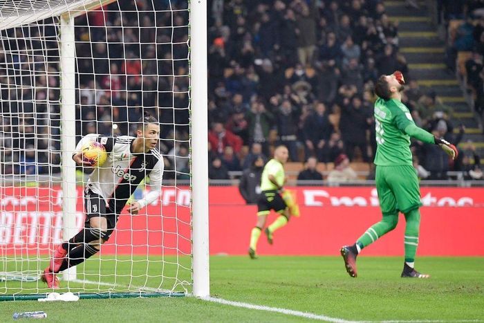Phút 90+1, Ronaldo ngả bàn đèn dứt điểm trong vòng cấm. Cú sút của Ronaldo may mắn đưa bóng chạm tay một cầu thủ Milan. Trọng tài xem lại VAR và cho Juventus hưởng penalty. Ronaldo không mắc sai lầm để cân bằng tỷ số cho "Lão phu nhân".