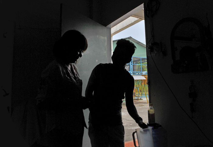 Cuộc sống vắng lặng theo đúng nghĩa đen, bởi Bích và Hòa không thể nghe được. Tuy nhiên, người đối diện dễ ấm lòng bởi ánh mắt, nụ cười họ dành cho nhau.