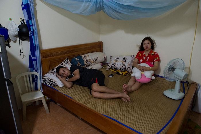  Dịp cuối tuần, 2 vợ chồng không về quê vì Hòa đột ngột bệnh. Không khí tổ ấm gia đình họ chùng xuống hơn ngày thường. 