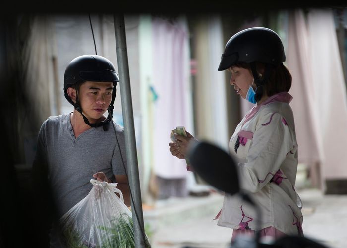  Hai vợ chồng cùng nhau đi chợ. Bích nói mình quản hết thu nhập của Hòa, chỉ chừa cho anh một ít tiền cà phê trong người. 