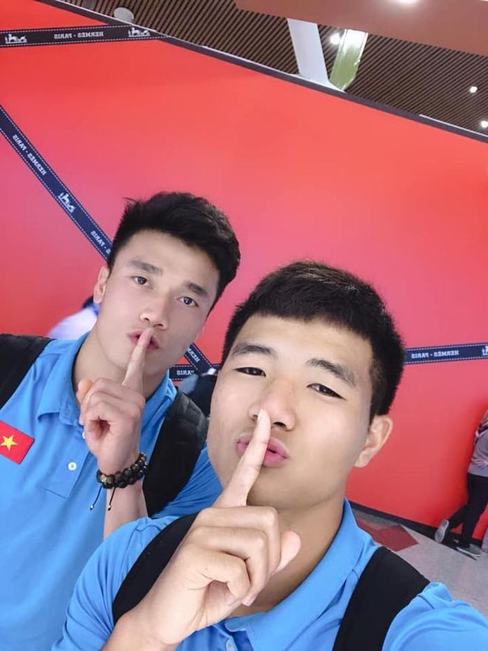 Bùi Tiến Dũng - Hà Đức Chinh là đôi bạn thân nổi tiếng từ sau giải U23 châu Á tại Thường Châu (Trung Quốc). Dù không cùng một đội bóng chủ quản, cả hai vẫn thường đi du lịch cùng hội bạn thân và "lầy lội" trêu đùa trên mạng xã hội. Ảnh: FBNV.