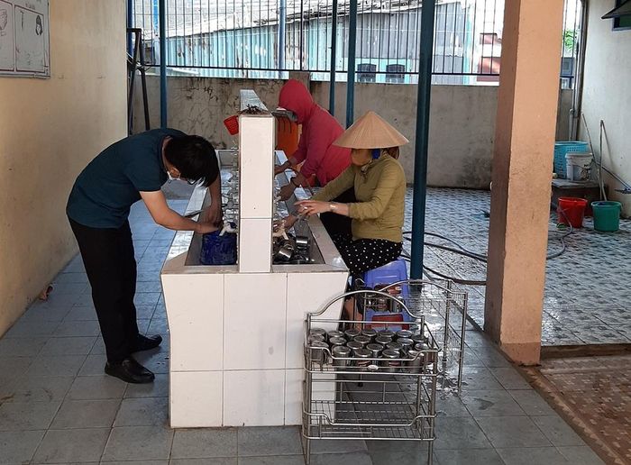 Thầy cô vệ sinh ly uống nước của học sinh.