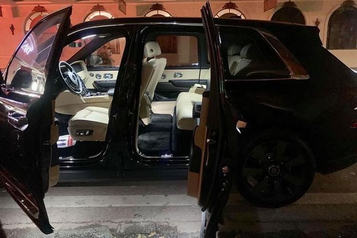 SUV siêu sang Rolls-Royce Cullinan được trang bị động cơ V12, tăng áp kép, dung tích 6.75 lít, sản sinh công suất tối đa 563 mã lực và mô-men xoắn cực đại 850 Nm tại vòng tua máy 1.600 vòng/phút. Động cơ của Rolls-Royce Cullinan được trang bị hộp số tự động ZF 8 cấp, hệ dẫn động 4 bánh toàn thời gian và đánh lái 4 bánh hoàn toàn mới.