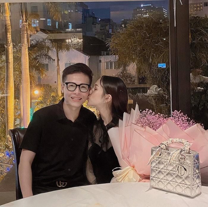Hiện, Joyce Phạm đang mang bầu nhưng vợ chồng rich kid vẫn thường xuyên đi du lịch, ăn uống và mua sắm.