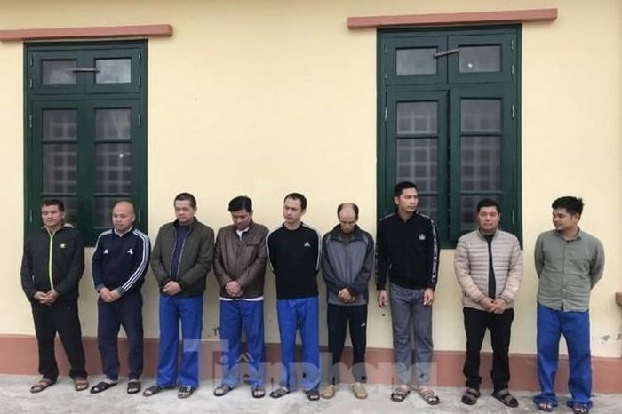 Các đối tượng tổ chức, tham gia sới xóc đĩa tại xã Thụy Xuân - Ảnh: Hoàng Long
