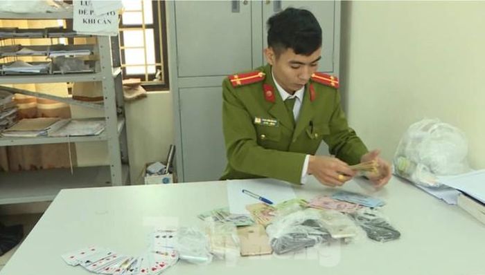 Tang vật bị tạm giữ tại sới bạc do Đỗ Hữu Du tổ chức - Ảnh: Hoàng Long